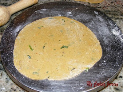 rolling paratha 