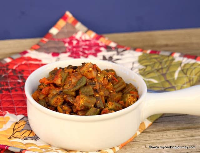 Bhindi masala served in a bowl