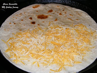 Filling the cheese on tortilla