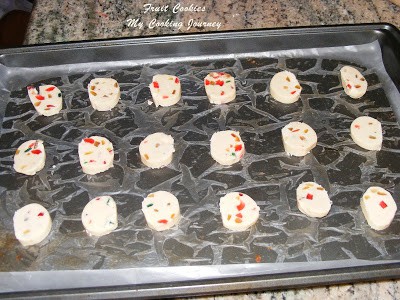 Cookies shaped and placed in the baking tray