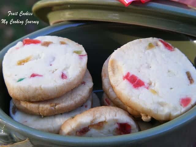 Fruits cookies in a green bowl