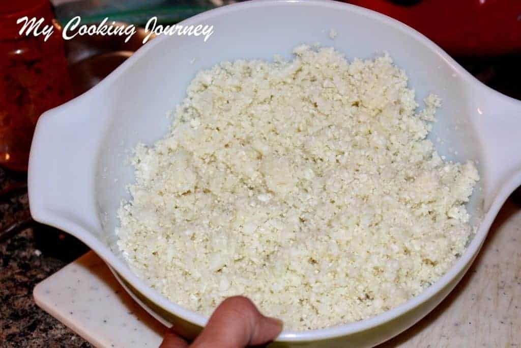 Grind cauliflower in a Bowl