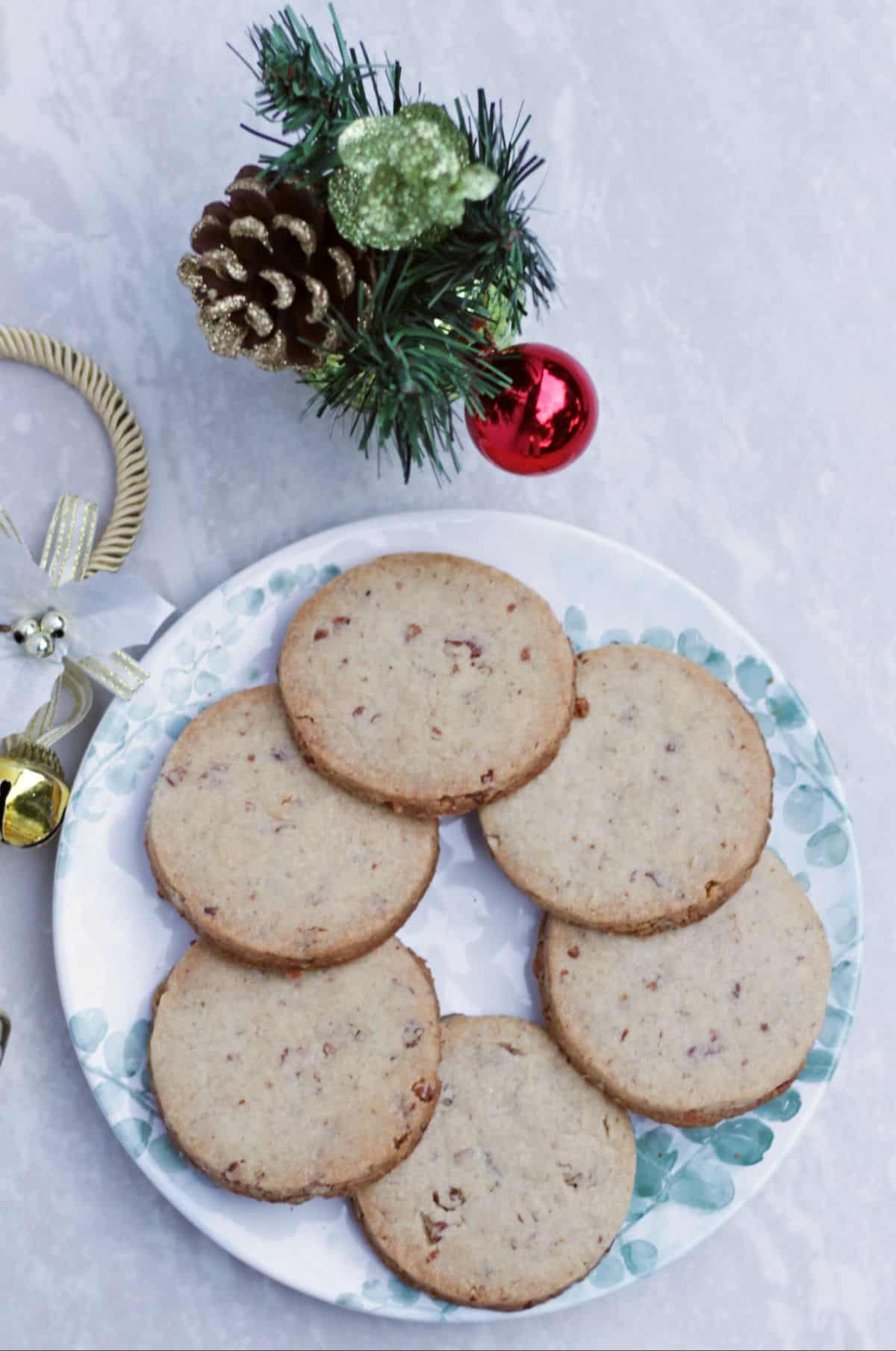 Pecan Sandies in a blue plate