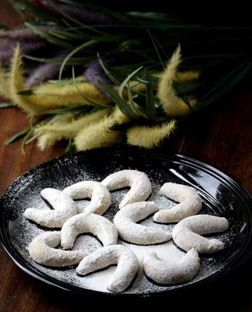 Vanillekipferl on a black plate